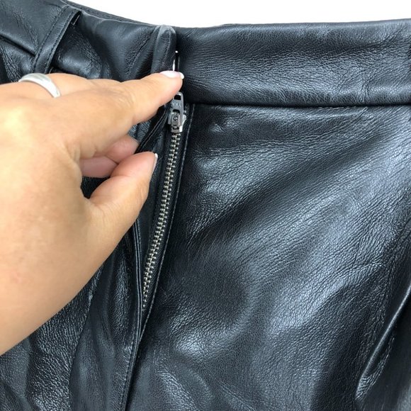 Aritzia Wilfred Black Effortless High-waisted, pleated faux leather shorts 4 - Picture 7 of 16